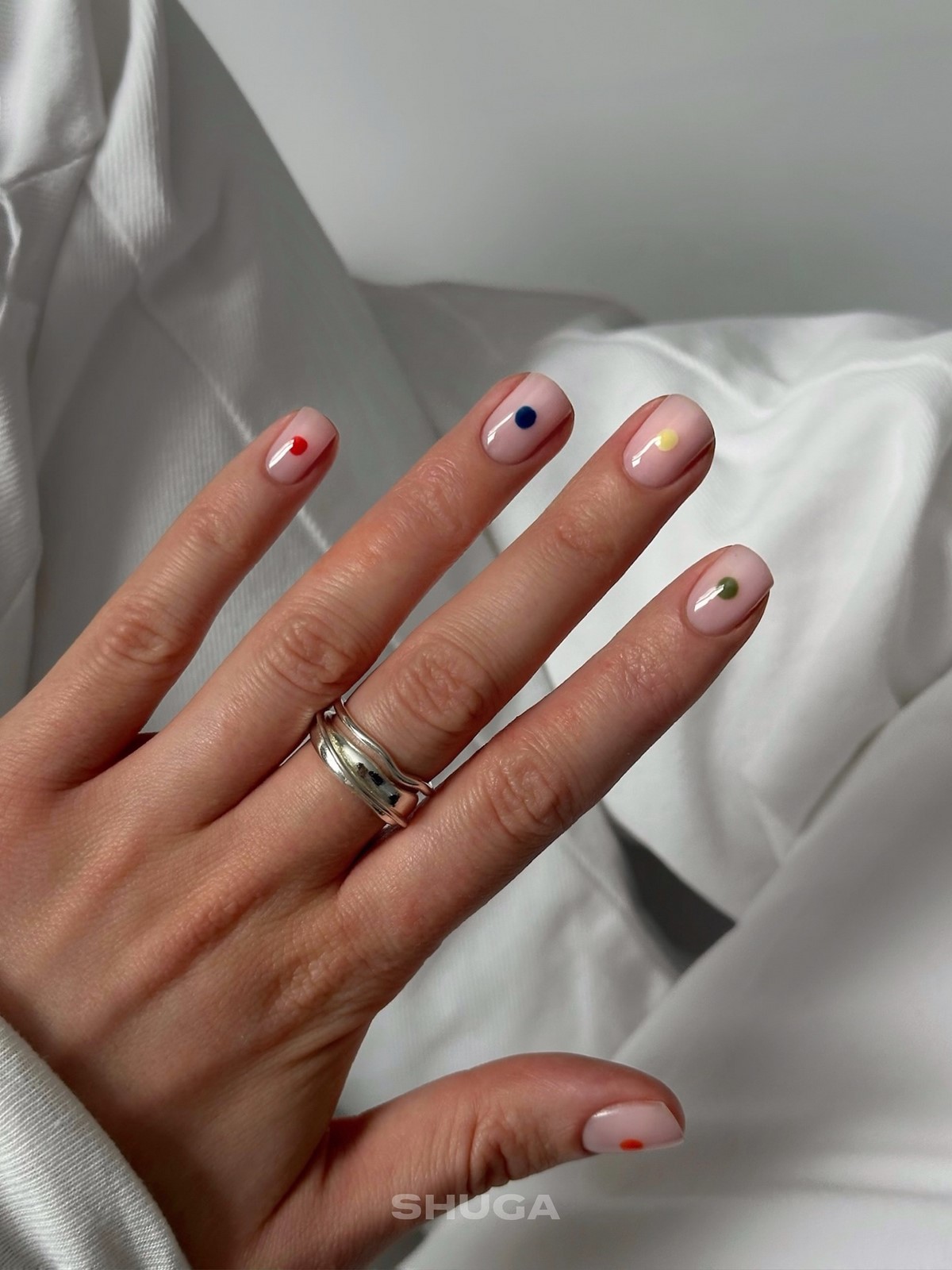 Минимализм на ногтях весной 2026: тонкие детали вместо дизайна