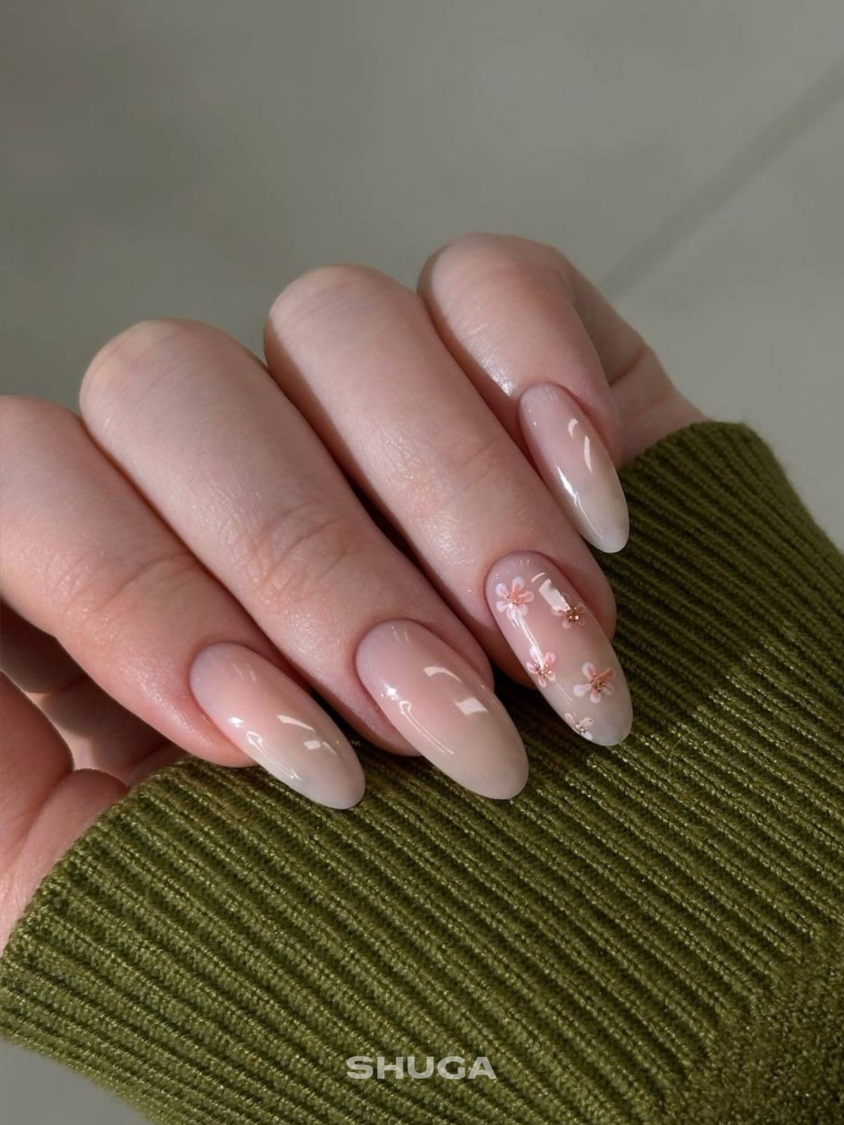 Минимализм на ногтях весной 2026: тонкие детали вместо дизайна