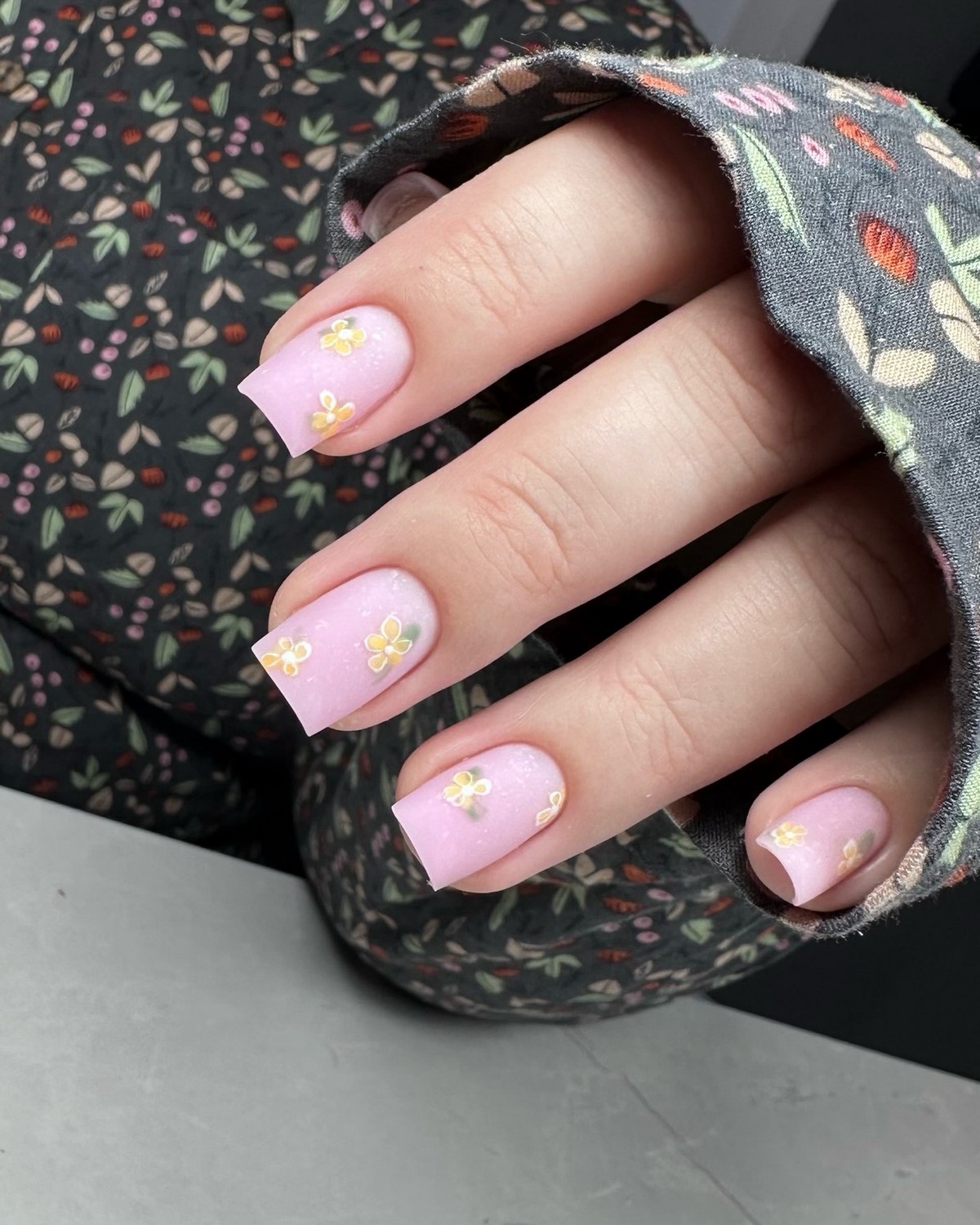 Минимализм на ногтях весной 2026: тонкие детали вместо дизайна