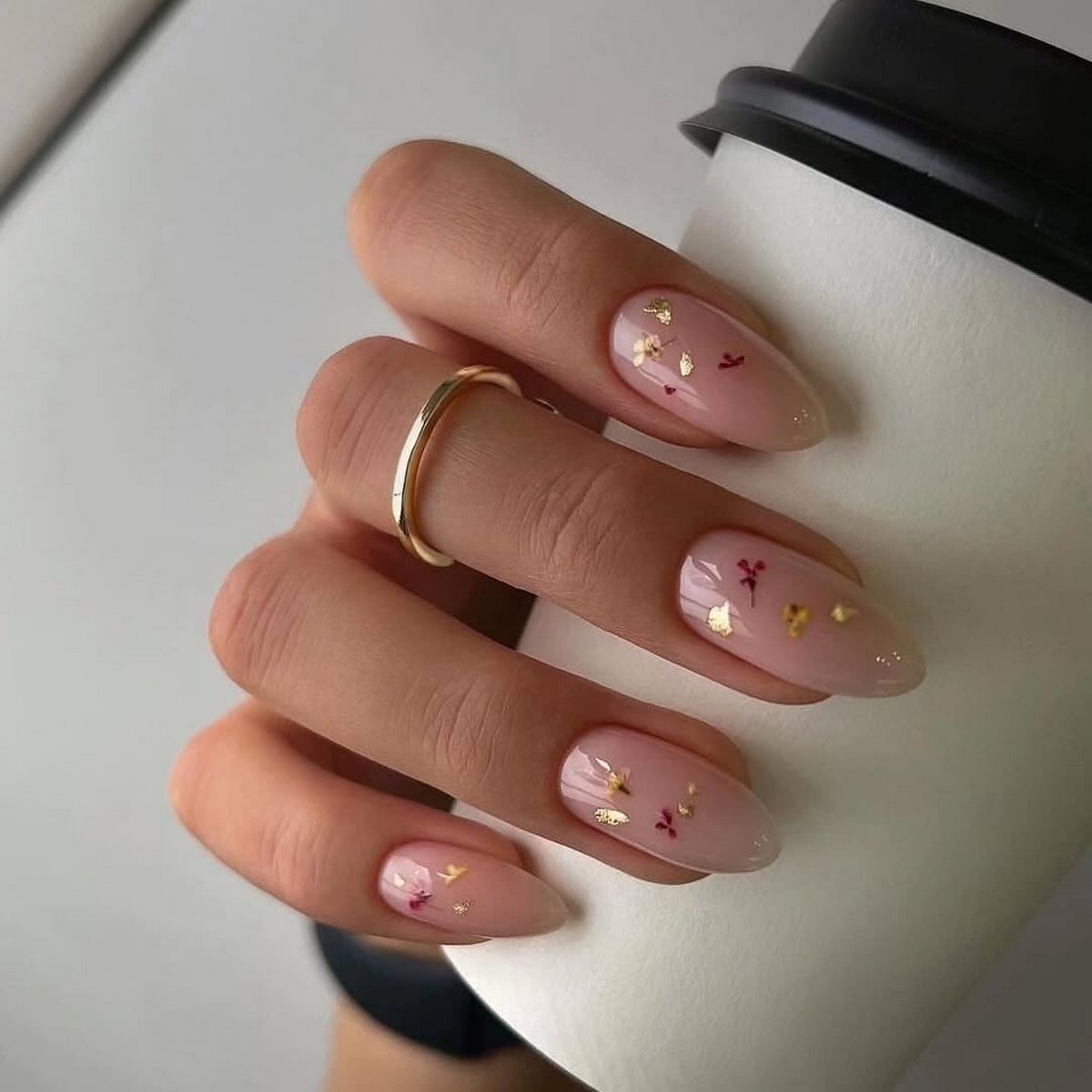 Минимализм на ногтях весной 2026: тонкие детали вместо дизайна