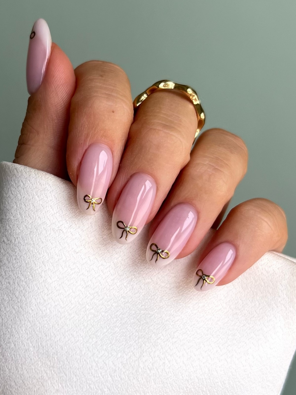 Минимализм на ногтях весной 2026: тонкие детали вместо дизайна