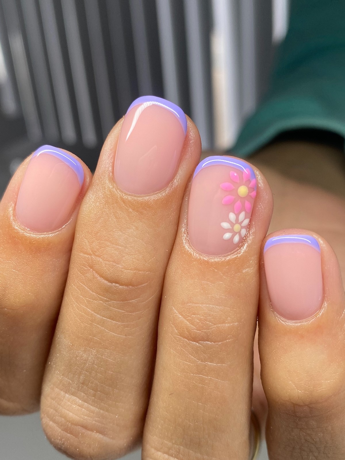 Минимализм на ногтях весной 2026: тонкие детали вместо дизайна