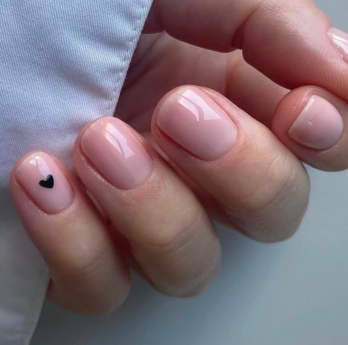 Минимализм на ногтях весной 2026: тонкие детали вместо дизайна