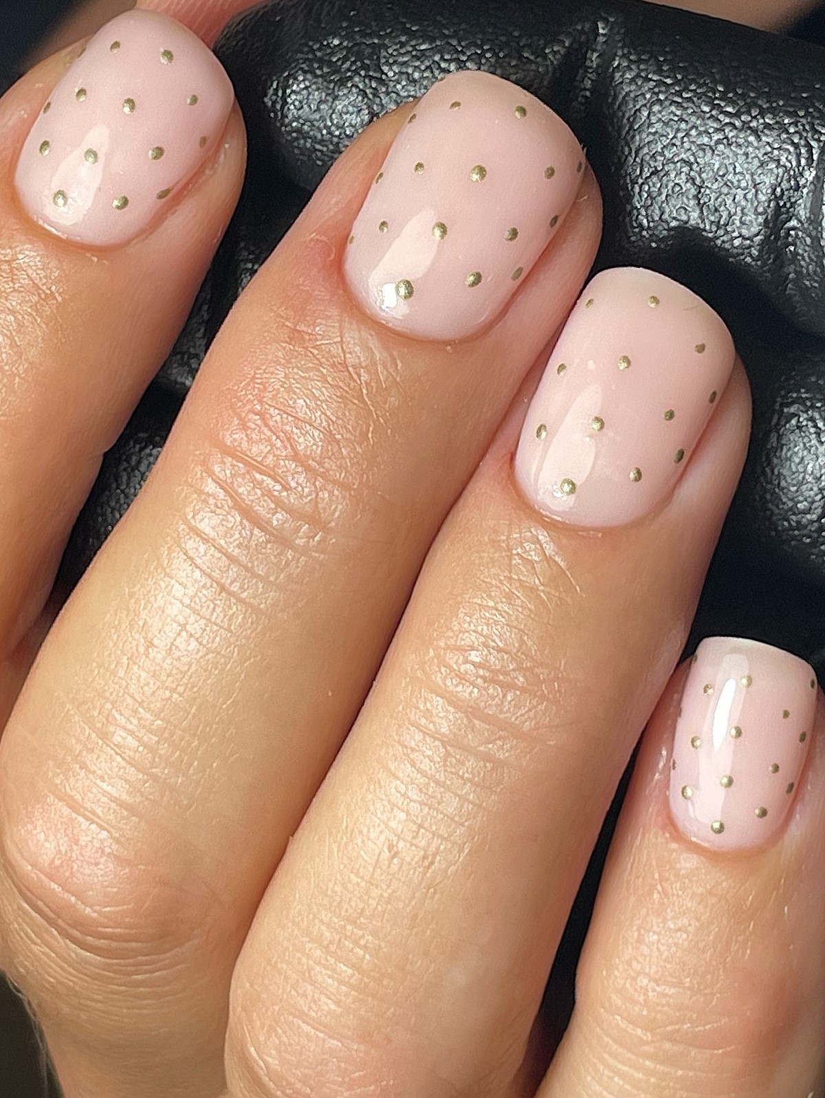 Минимализм на ногтях весной 2026: тонкие детали вместо дизайна