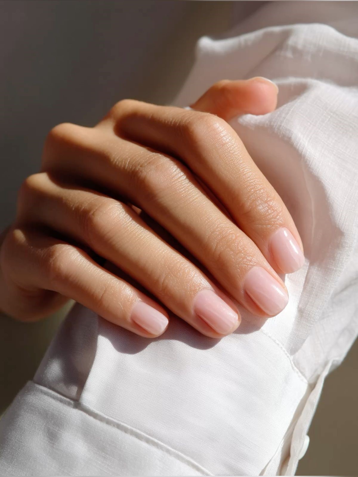 Прозрачные ногти весной 2026: идеи и варианты