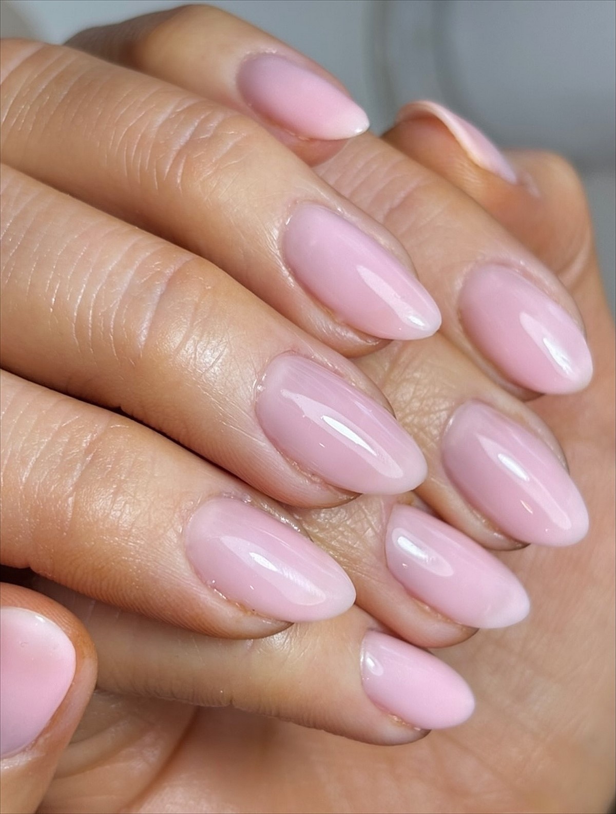 Прозрачные ногти весной 2026: идеи и варианты