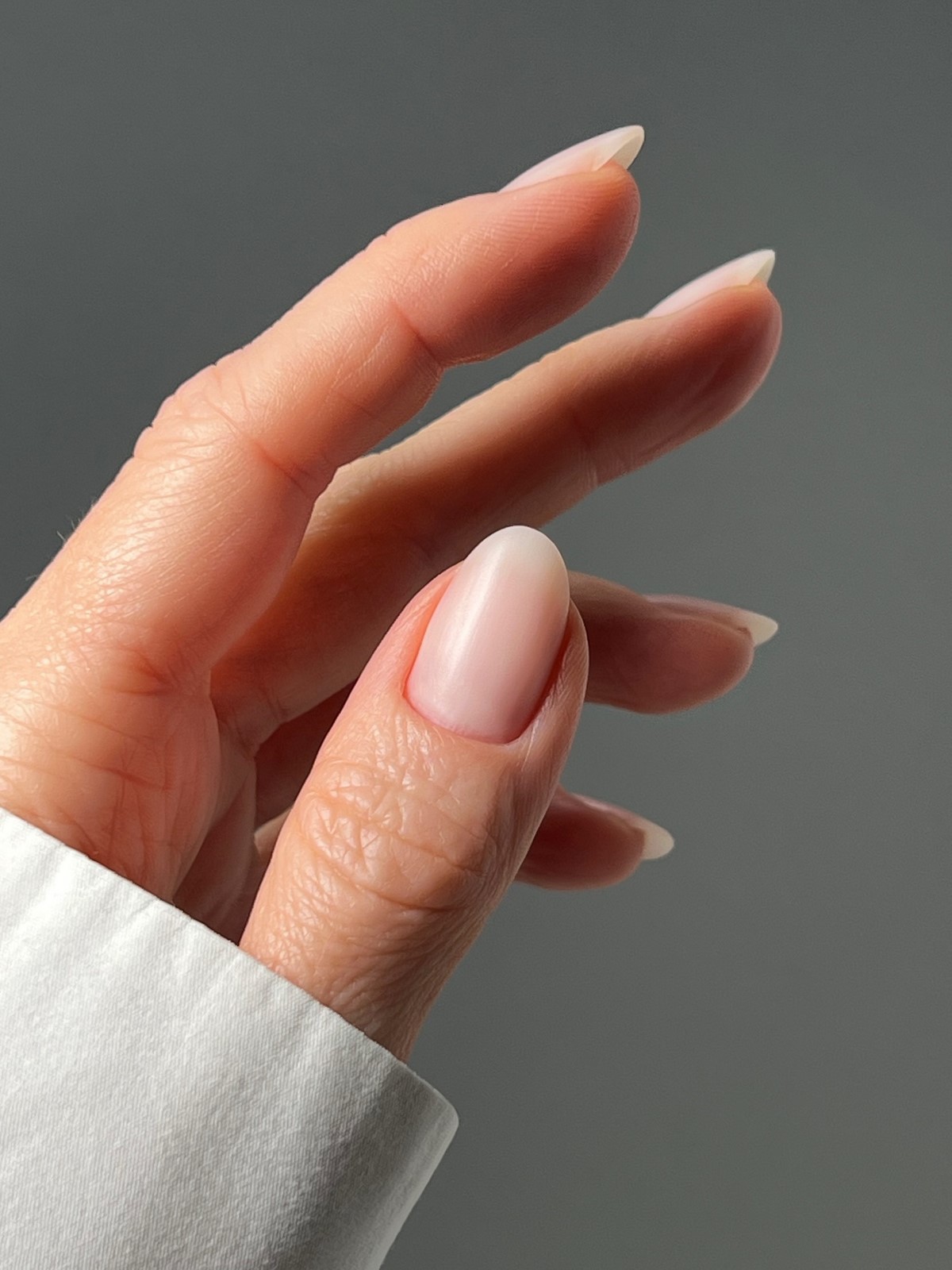 Прозрачные ногти весной 2026: идеи и варианты