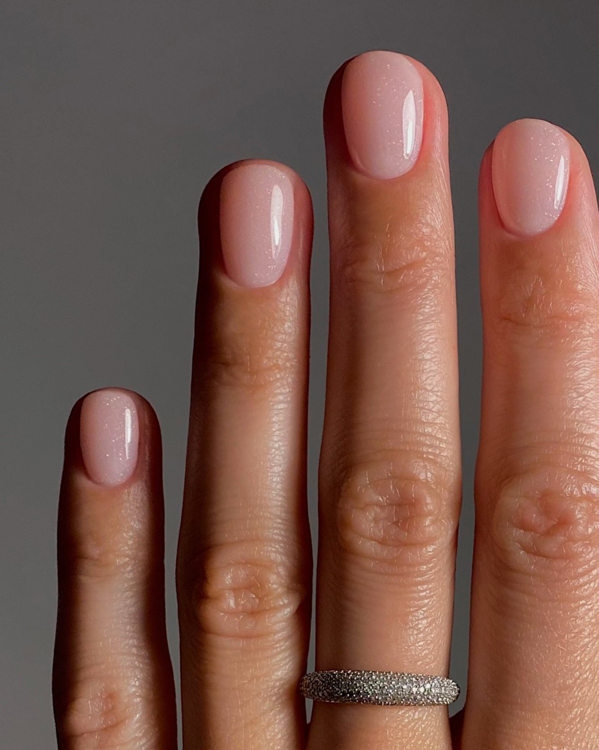 Прозрачные ногти весной 2026: идеи и варианты