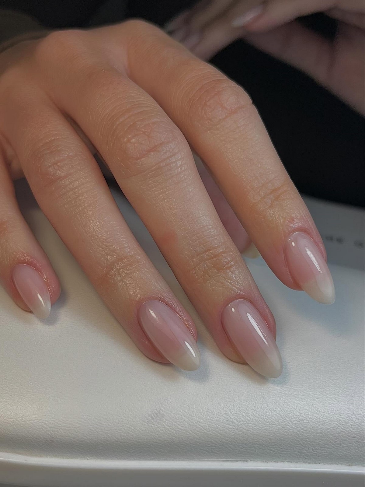 Прозрачные ногти весной 2026: идеи и варианты