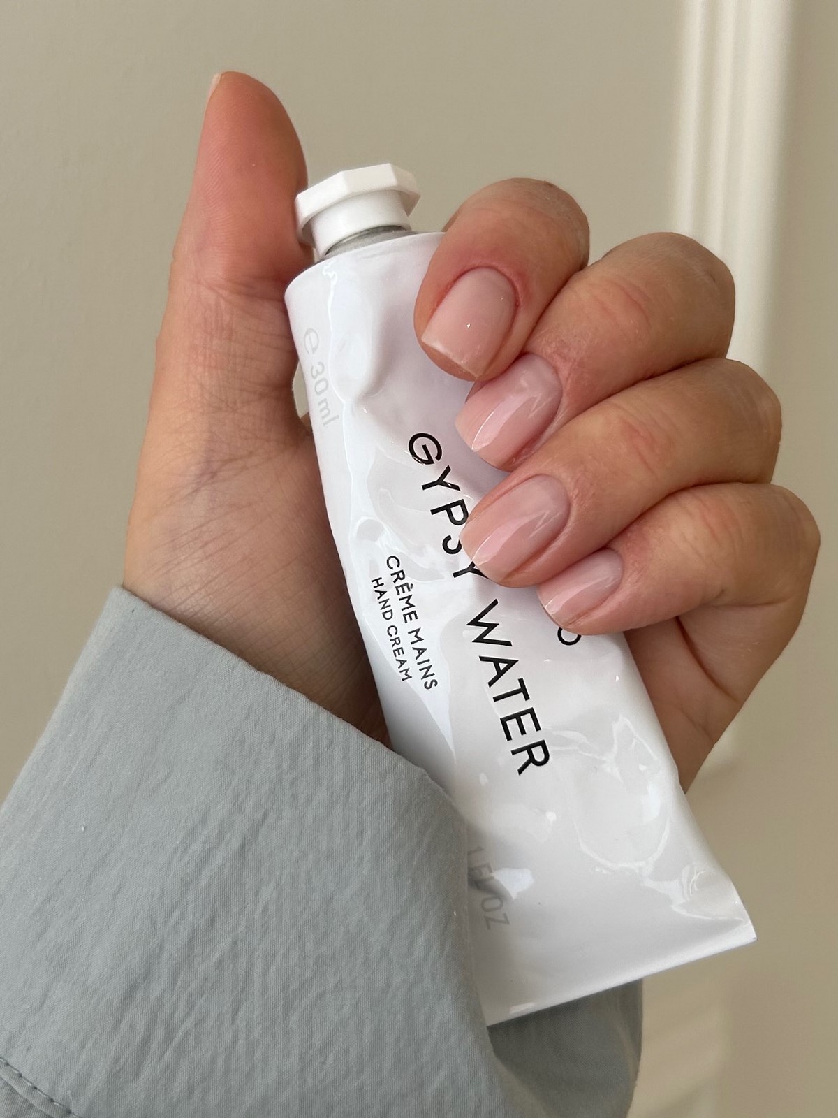 Прозрачные ногти весной 2026: идеи и варианты