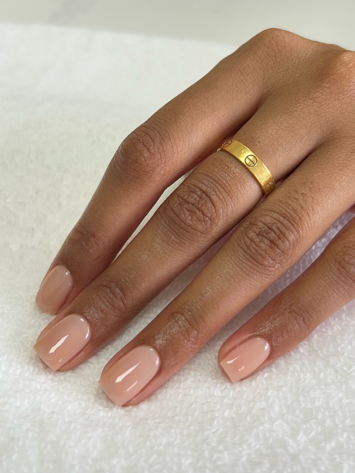 Прозрачные ногти весной 2026: идеи и варианты