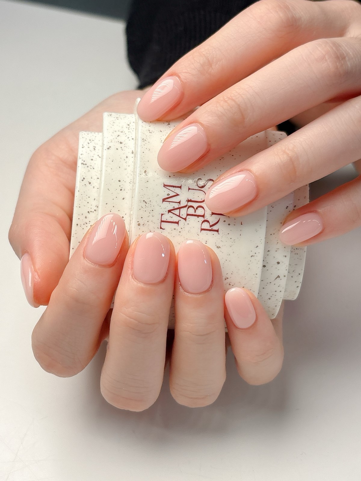 Прозрачные ногти весной 2026: идеи и варианты