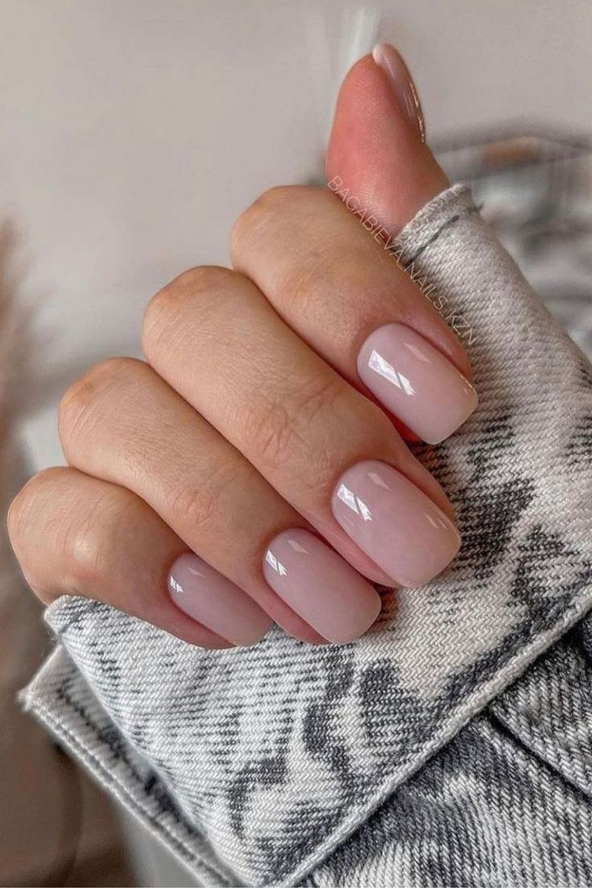 Прозрачные ногти весной 2026: идеи и варианты