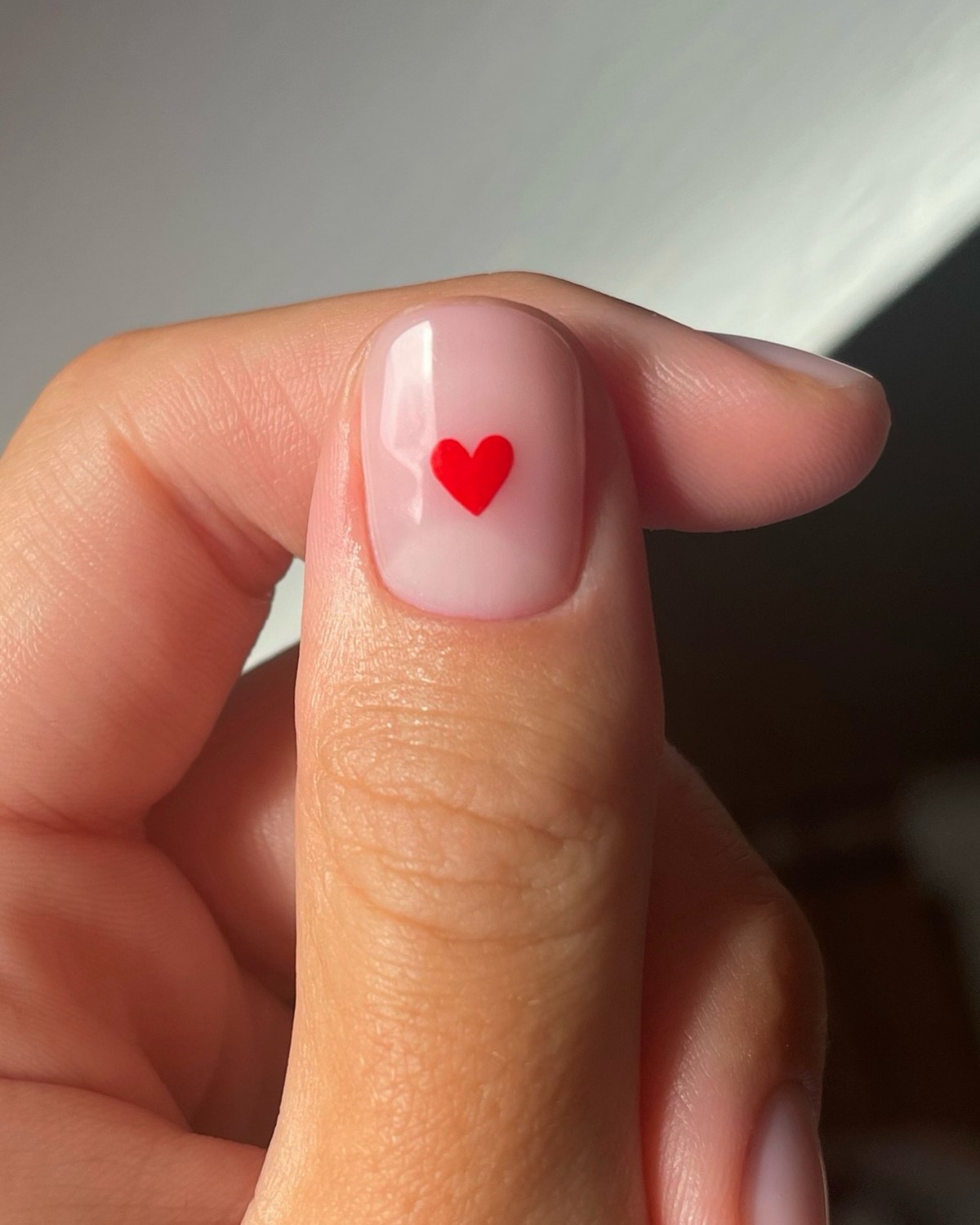 Прозрачные ногти весной 2026: идеи и варианты