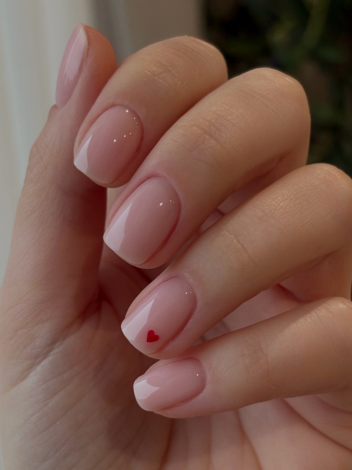 Прозрачные ногти весной 2026: идеи и варианты