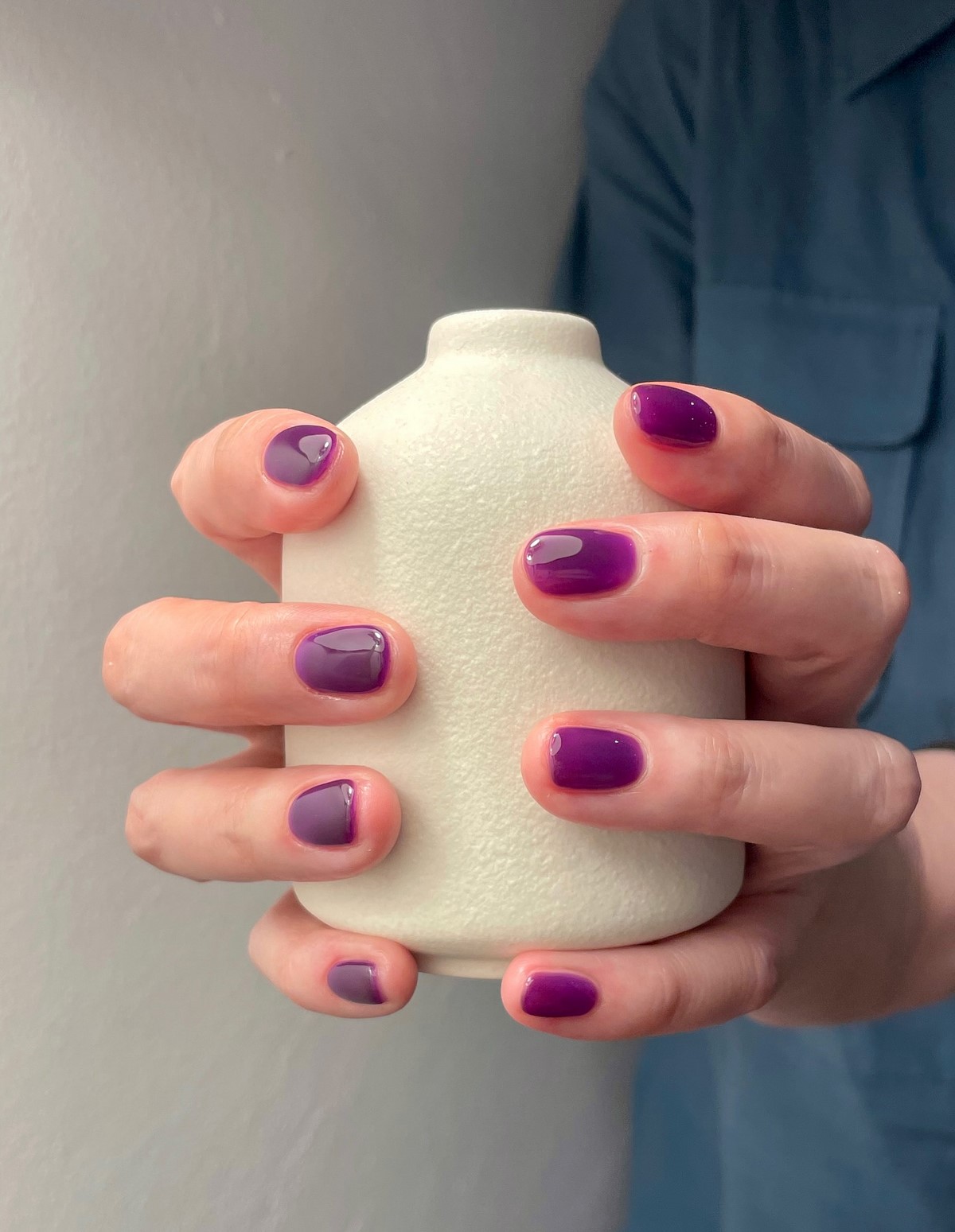 Фиолетово-ягодный jelly-маникюр с холодным glossy-финишем