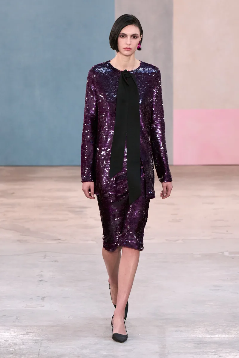 Фиолетовый жакет и юбка в пайетках с чёрным бантом Carolina Herrera