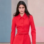 В чем встречать Новый год 2027: красный костюм Carolina Herrera