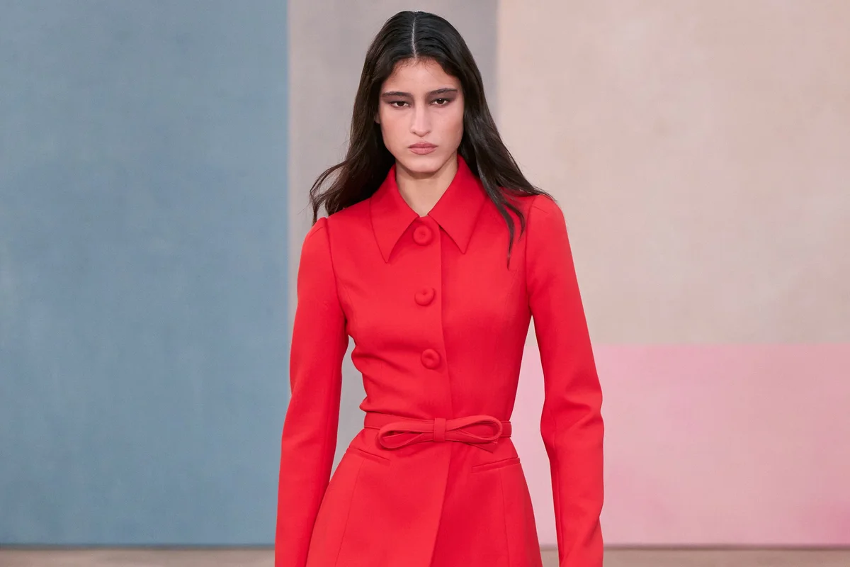 В чем встречать Новый год 2027: красный костюм Carolina Herrera