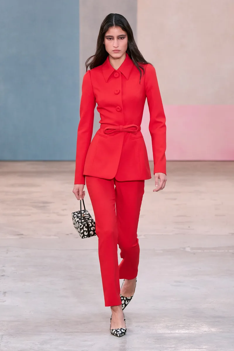 Красный брючный костюм с жакетом на поясе-банте Carolina Herrera