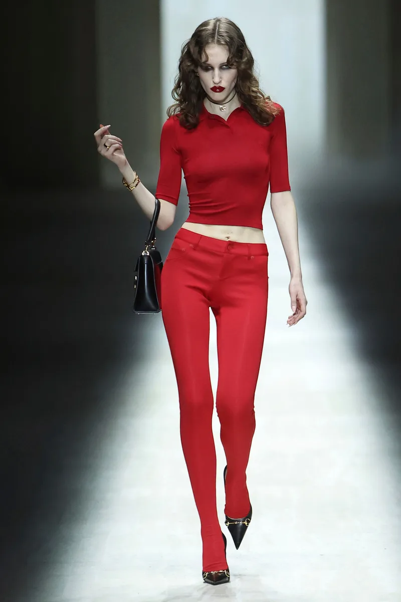 Красный укороченный верх и красные расклешённые брюки Gucci