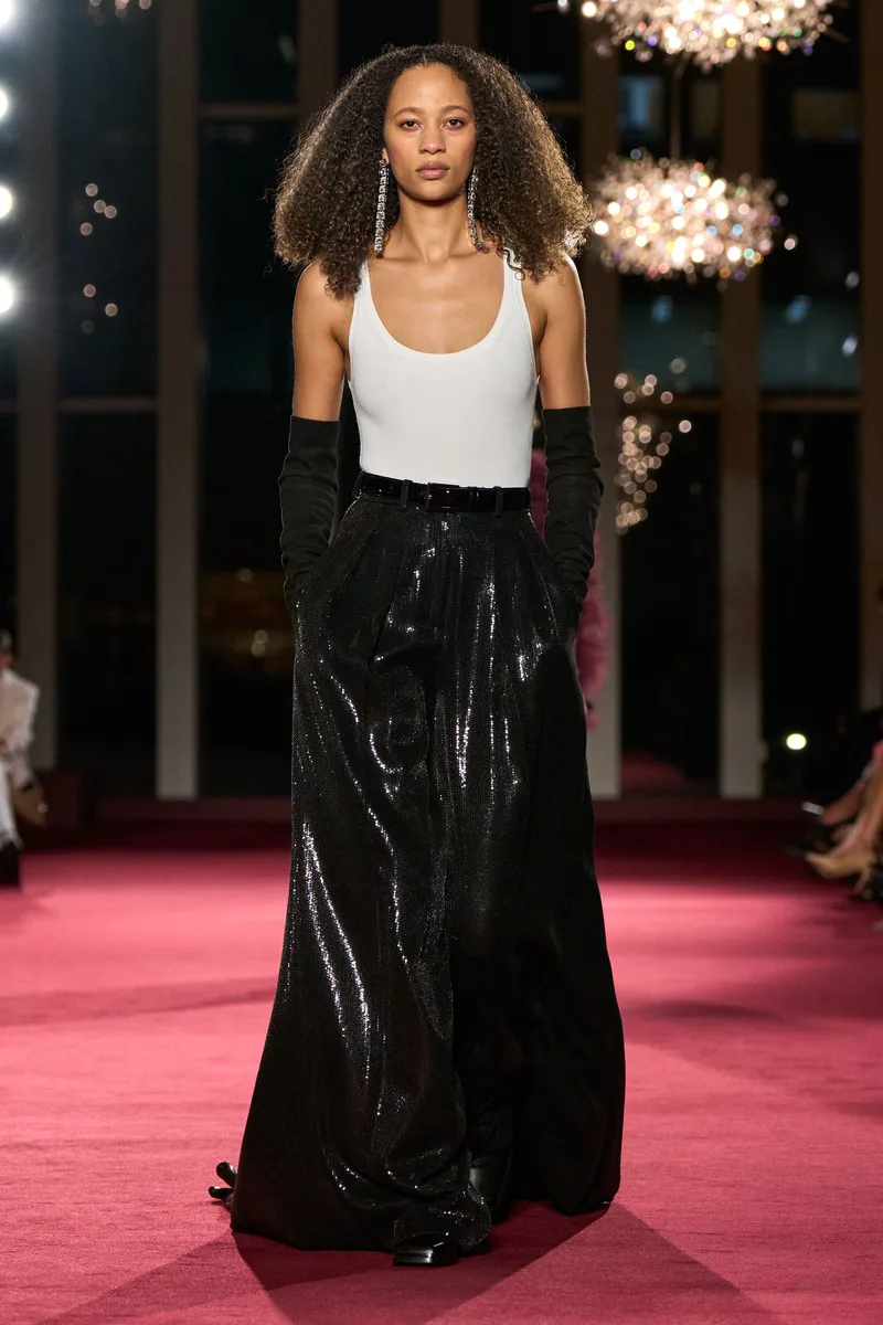 Белая майка, чёрная блестящая юбка макси и длинные перчатки Michael Kors Collection