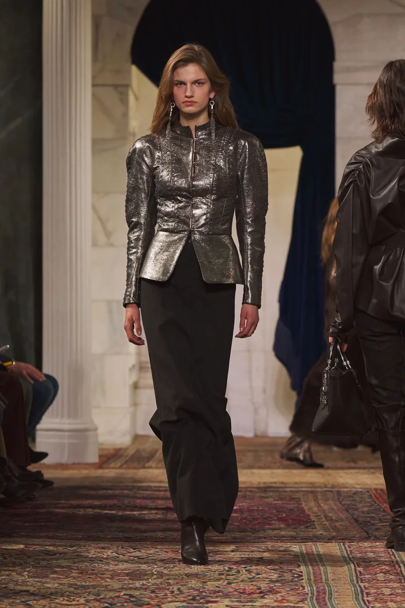 Жакет цвета металлик и чёрная юбка макси Ralph Lauren