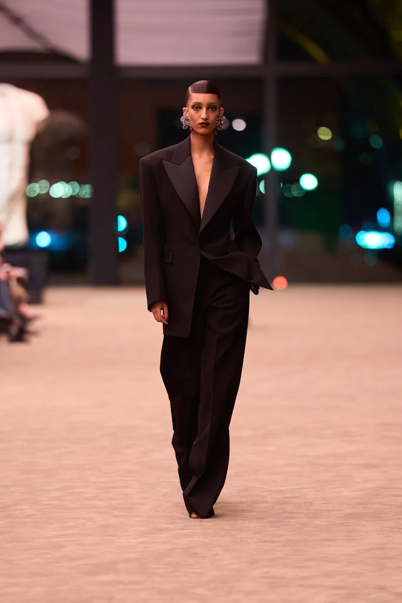 Чёрный смокинг с атласными лацканами и широкими брюками Saint Laurent