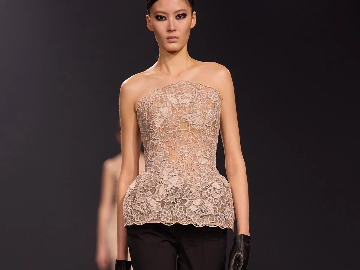 Кружевной корсетный топ Elie Saab — образ на корпоратив 2027