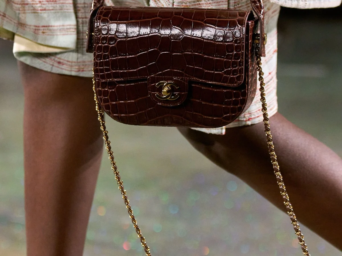 Модные сумки 2027: бордовая сумка под крокодила, Chanel
