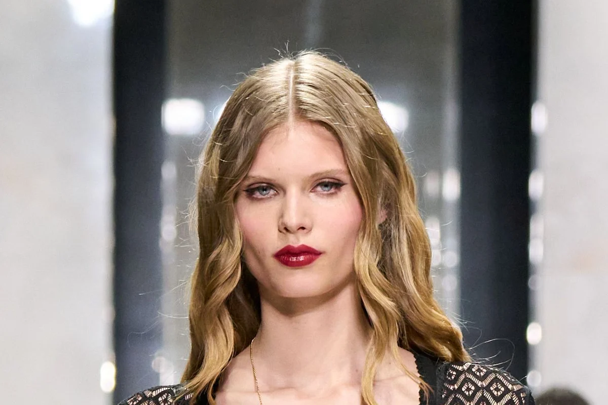 Новогодний макияж 2027: бордовые губы Dolce & Gabbana