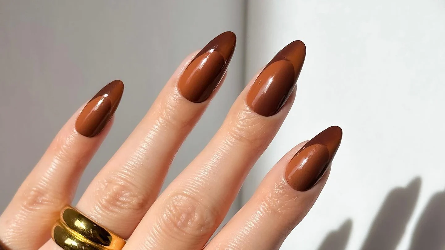 Миндальные ногти карамельного цвета с более тёмным кончиком и золотое кольцо