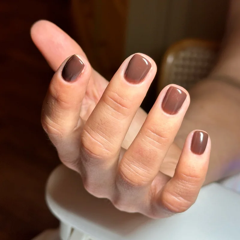 Короткие ногти цвета мокко