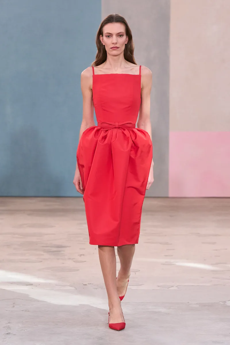 Красное платье на бретелях с драпировкой на талии Carolina Herrera