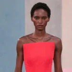 Красное платье без бретелей Carolina Herrera осень-зима 2026-2027