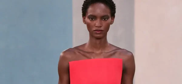 Красное платье без бретелей Carolina Herrera осень-зима 2026-2027