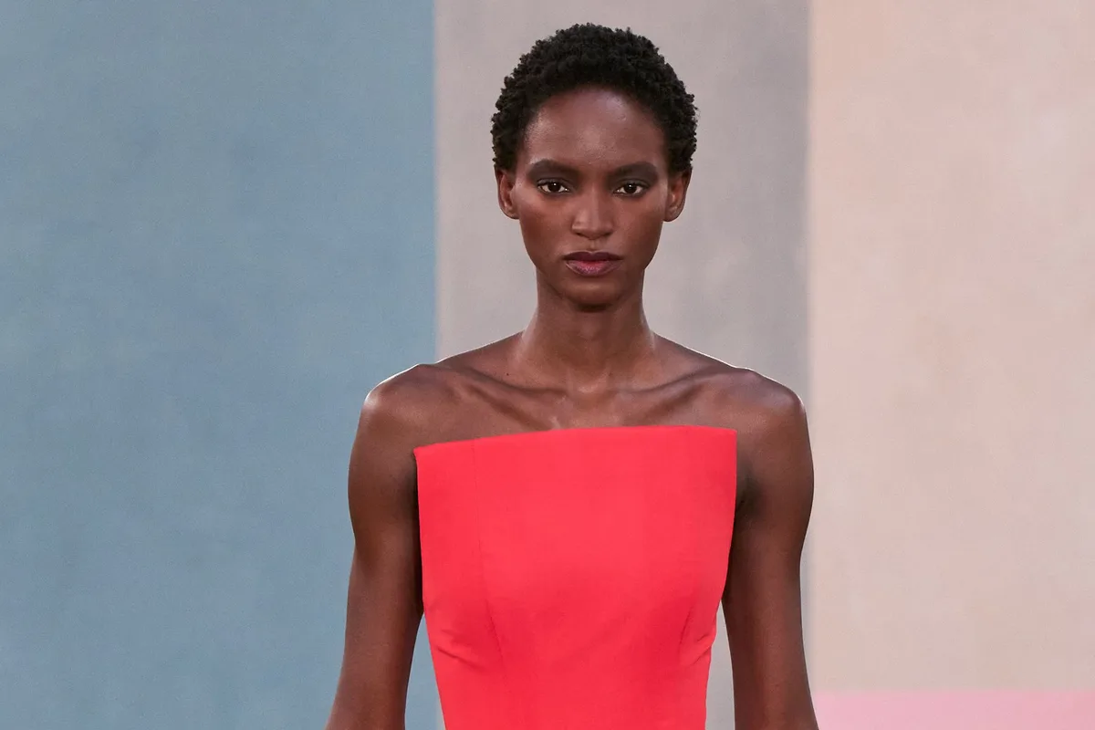 Красное платье без бретелей Carolina Herrera осень-зима 2026-2027