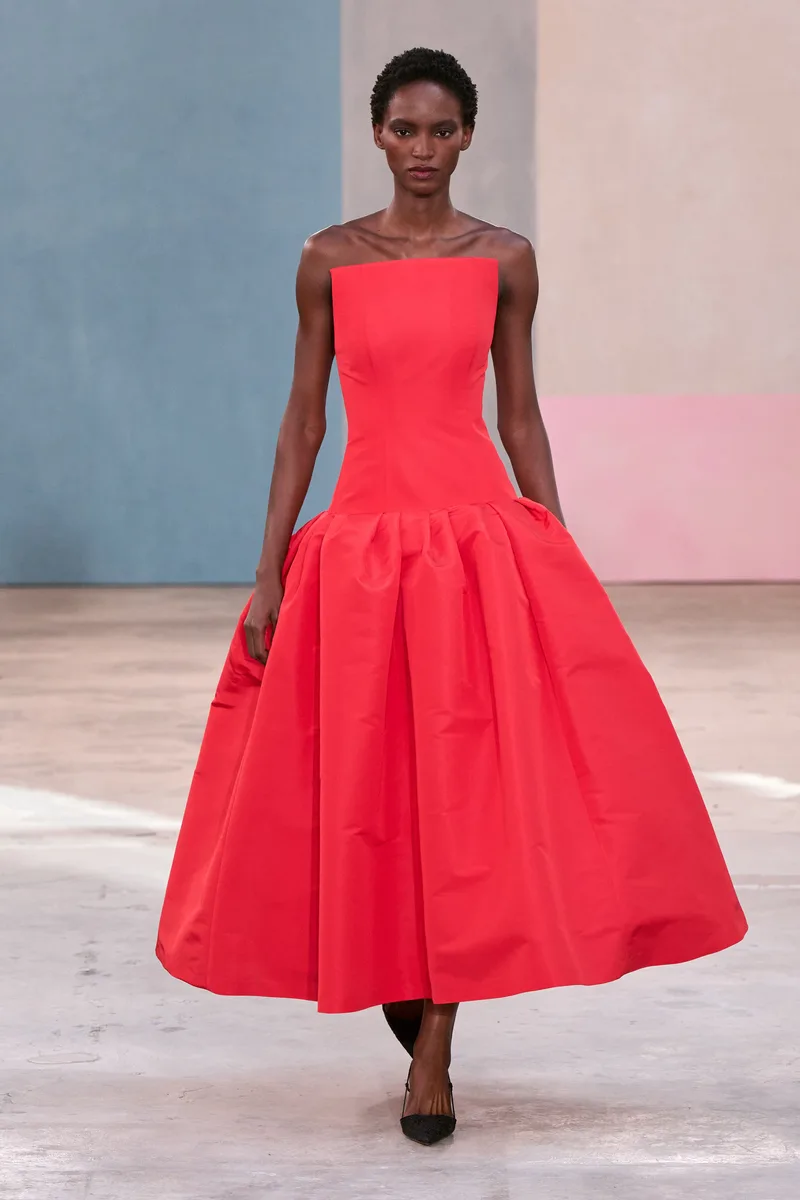 Красное платье-бандо с пышной юбкой миди Carolina Herrera