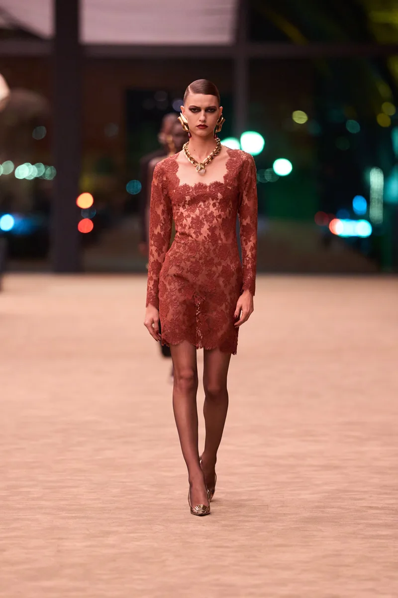 Короткое красное кружевное платье Saint Laurent