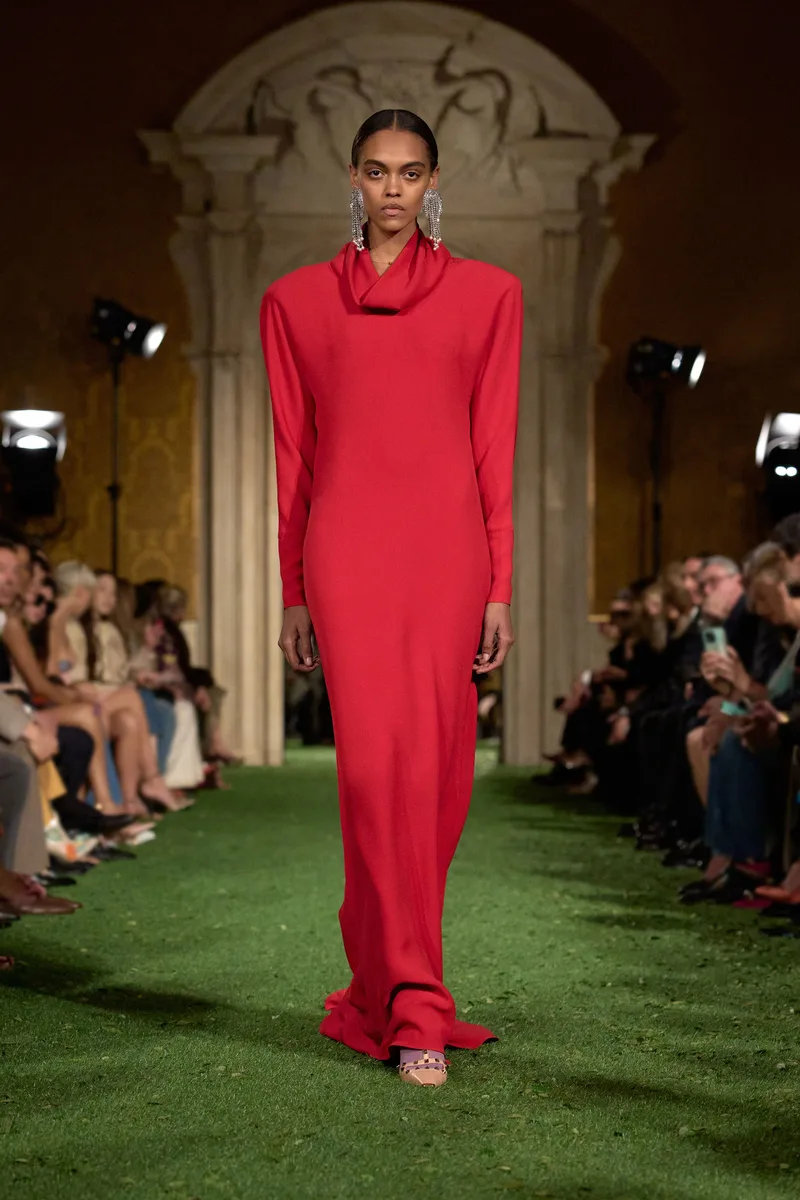 Красное платье в пол с длинными рукавами и воротником-хомутом Valentino