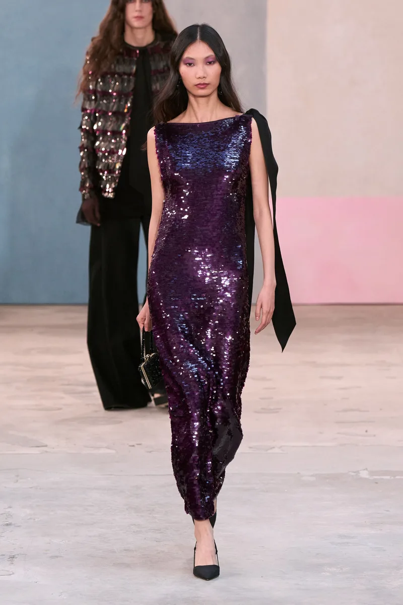 Фиолетовое платье в пайетках с бантом на плече Carolina Herrera