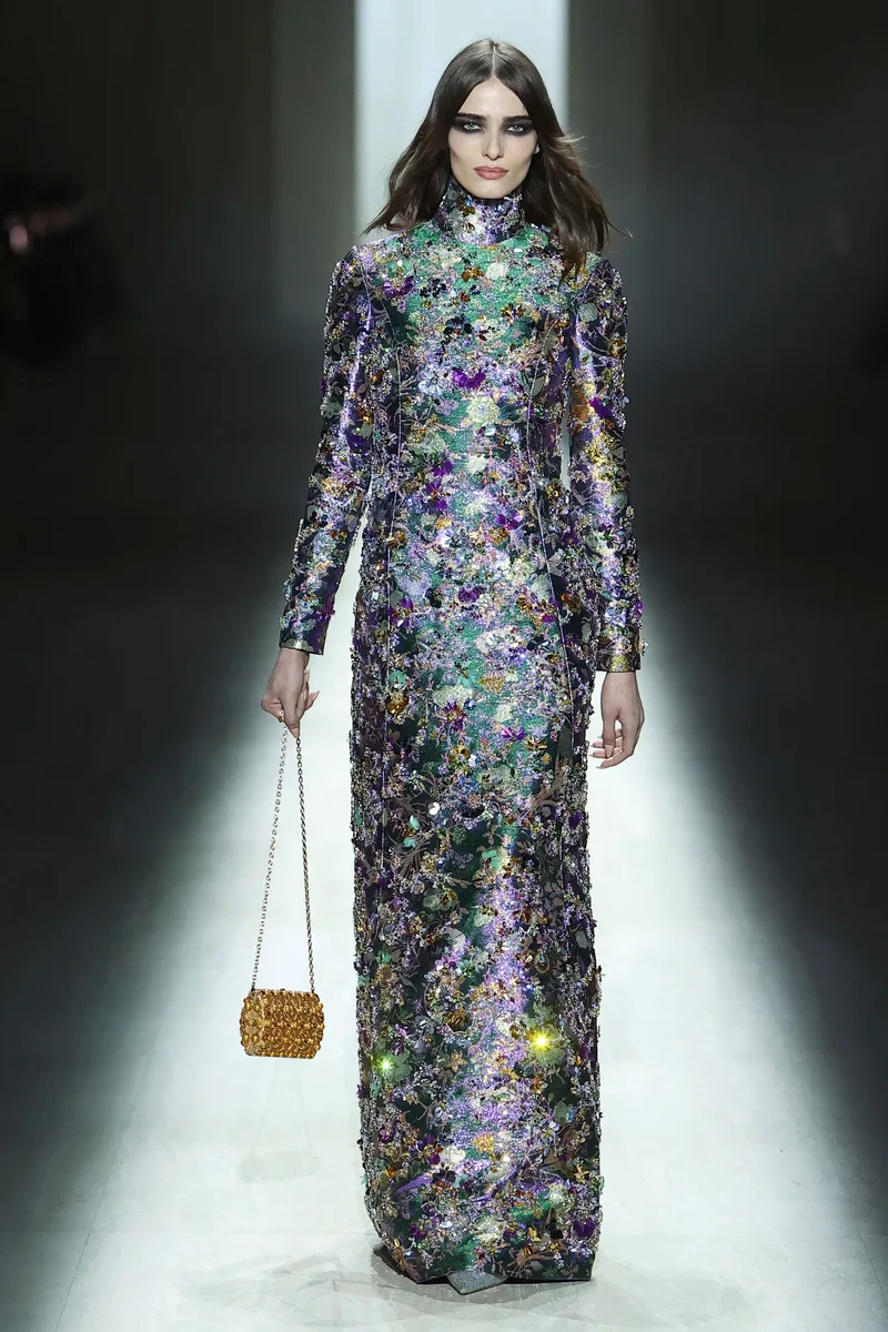 Длинное платье в разноцветных пайетках с воротником-стойкой Gucci