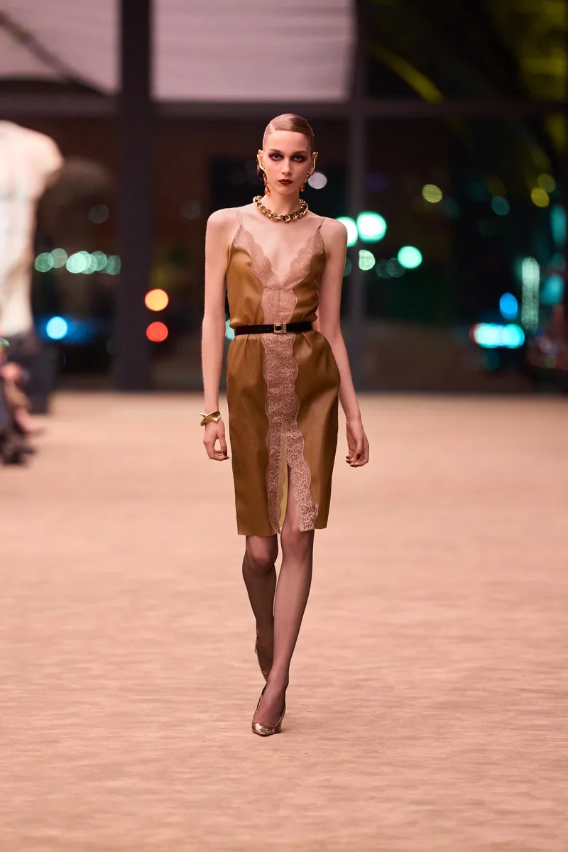 Шоколадное атласное платье с поясом Saint Laurent
