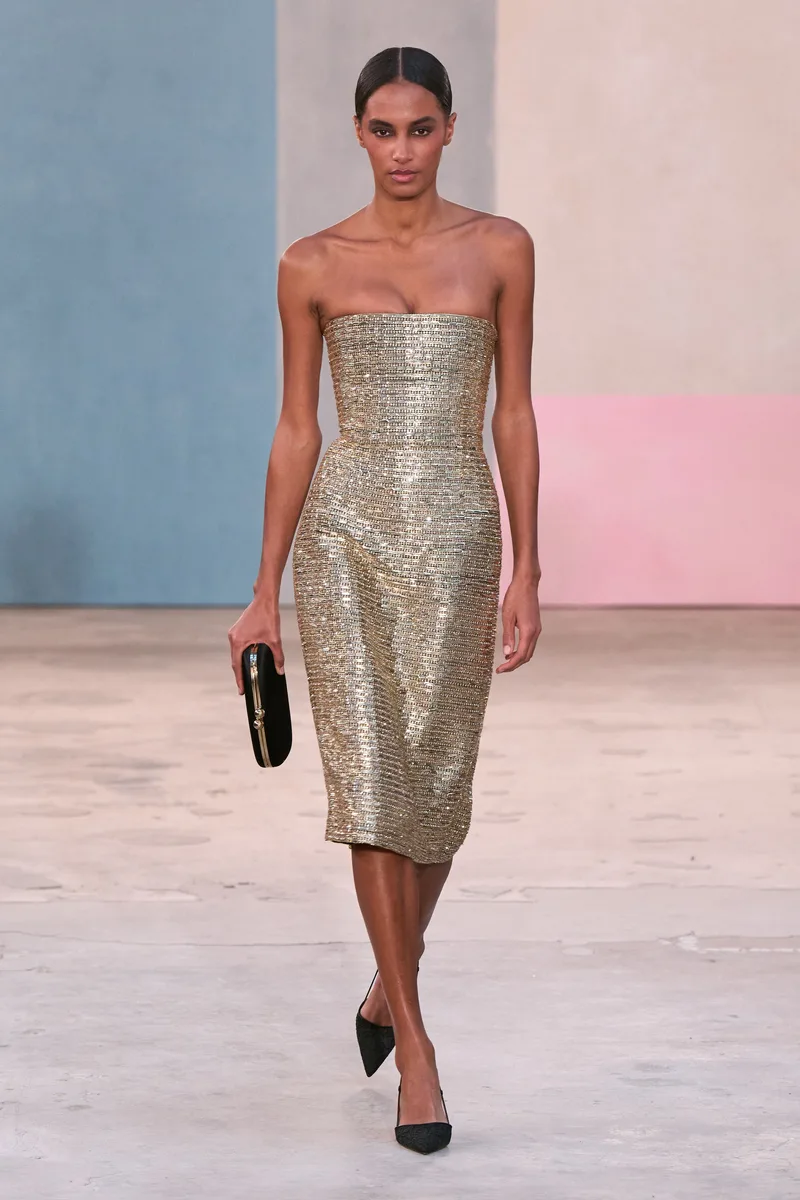Золотое мерцающее платье-бандо миди Carolina Herrera