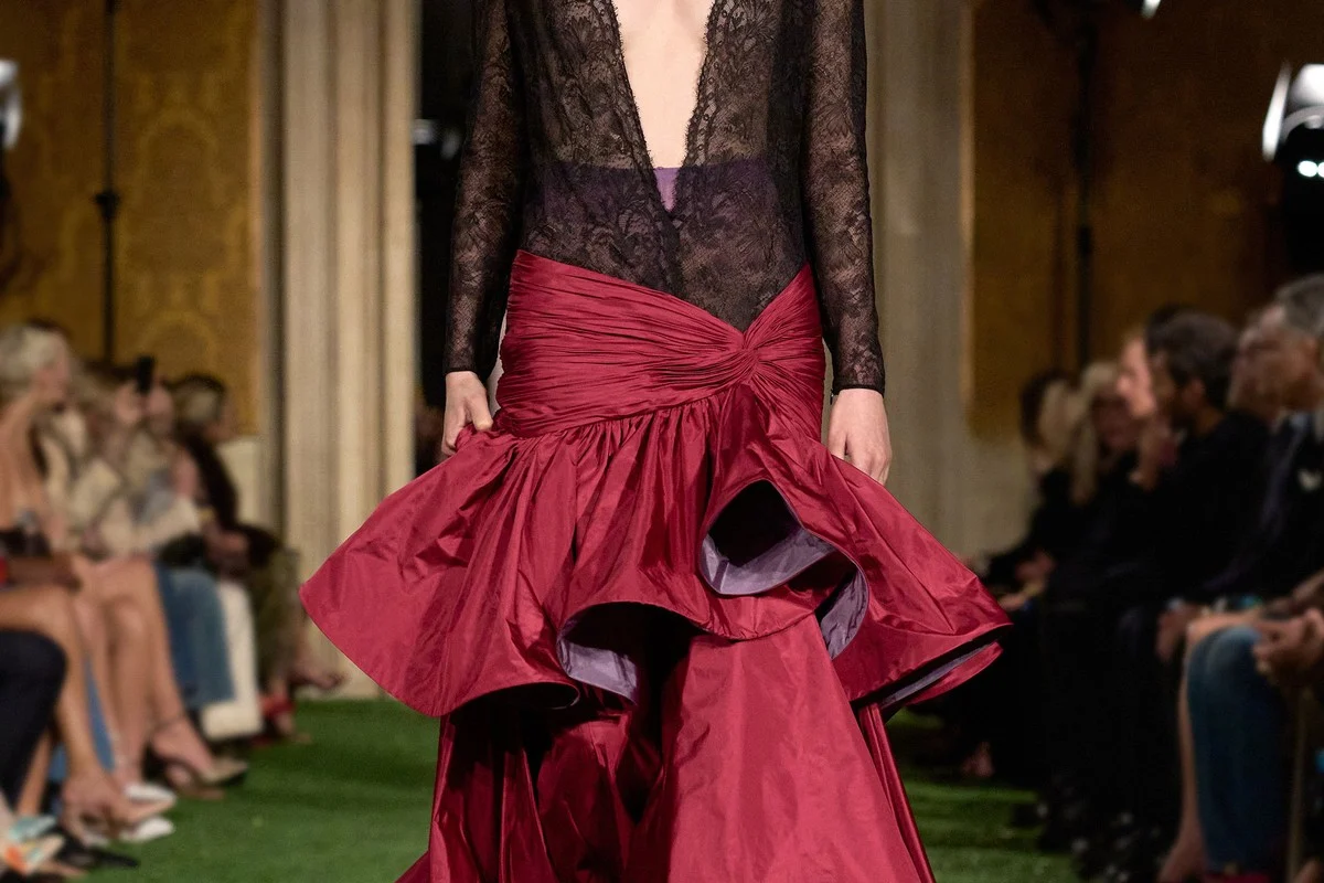 Бордовая юбка из тафты с драпировкой и воланами — модные юбки 2027, показ Valentino