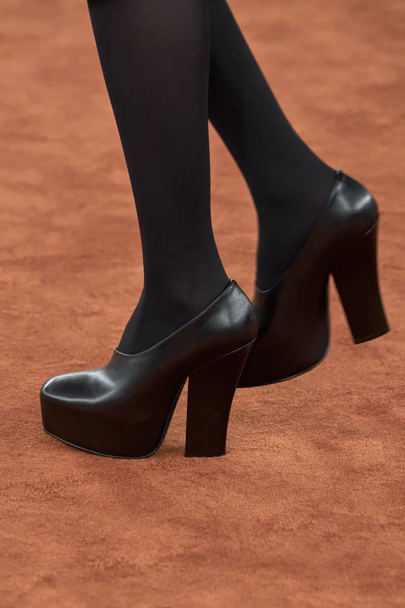 Чёрные туфли с высоким подъёмом на платформе на показе Jil Sander