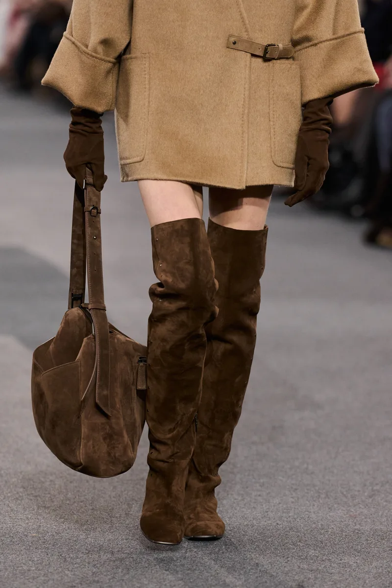 Замшевые ботфорты и замшевая сумка в тон на показе Max Mara