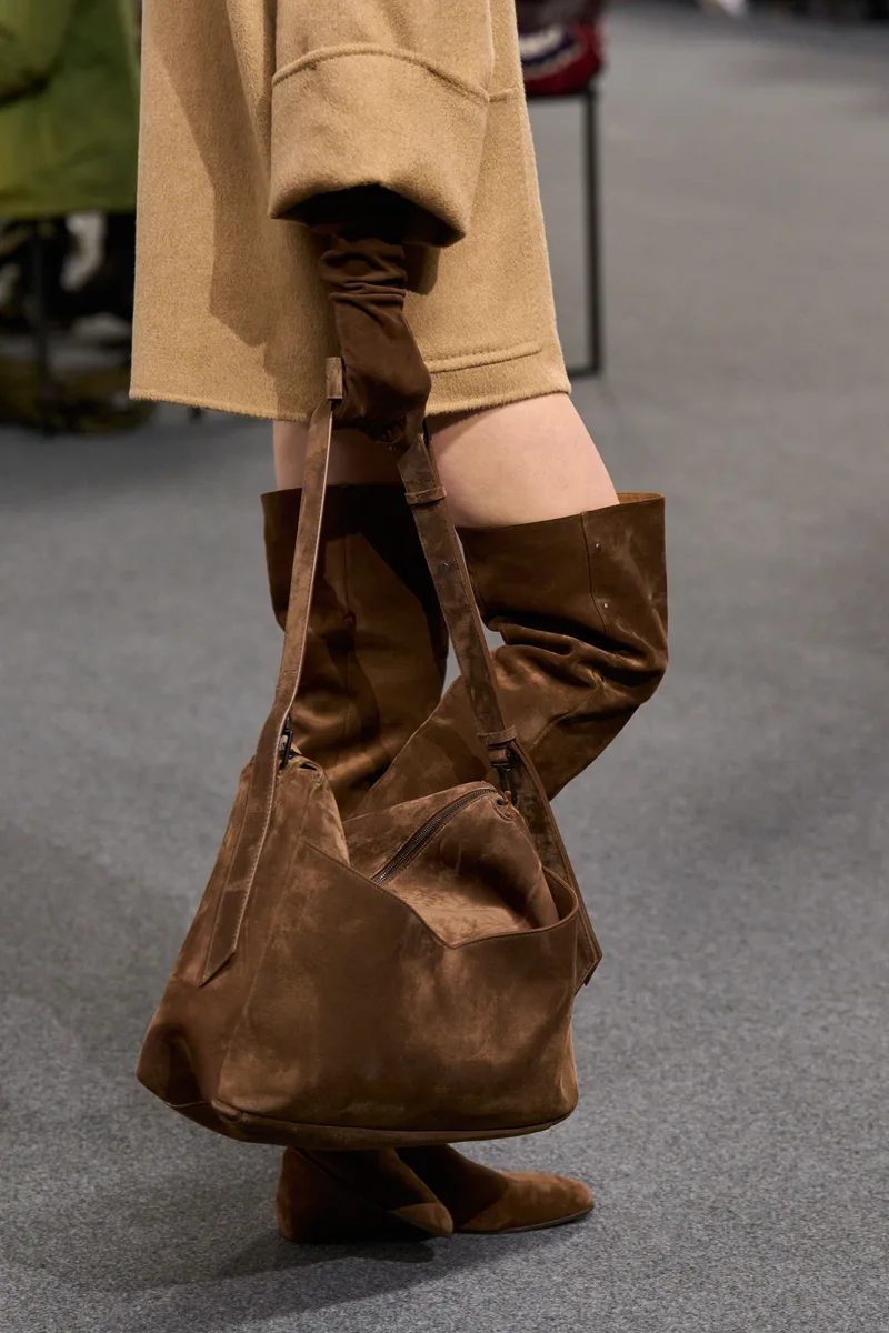 Коньячные сапоги-слоучи и замшевая сумка на показе Max Mara