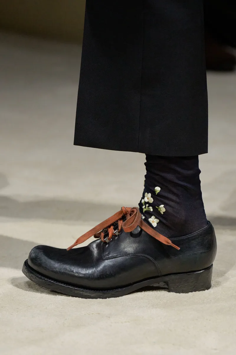 Чёрные дерби с декором на показе Prada