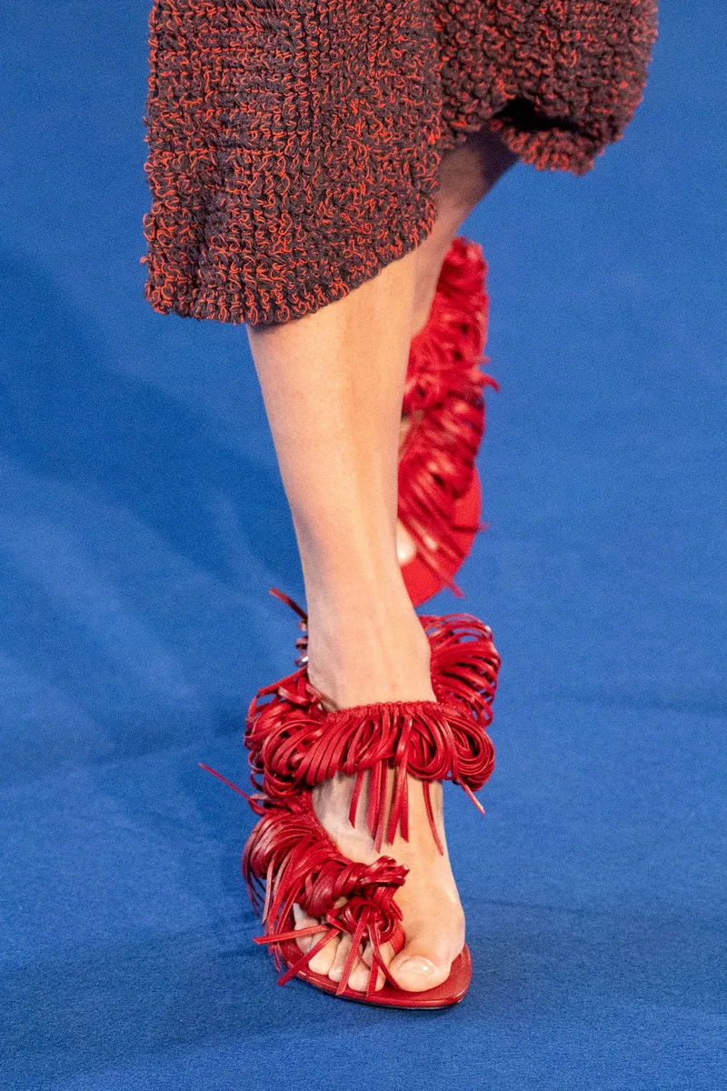 Красные босоножки с бахромой на показе Proenza Schouler